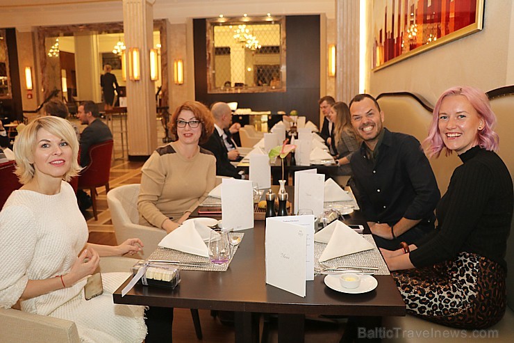 Viesnīcā «Grand Hotel Kempinski Riga» pie pusdienu galda prezentējas uzņēmums «Moller Baltic Import» Viesnīcā «Grand Hotel Kempinski Riga» pie pusdienu galda prezentējas uzņēmums «Moller Baltic Import» 245594