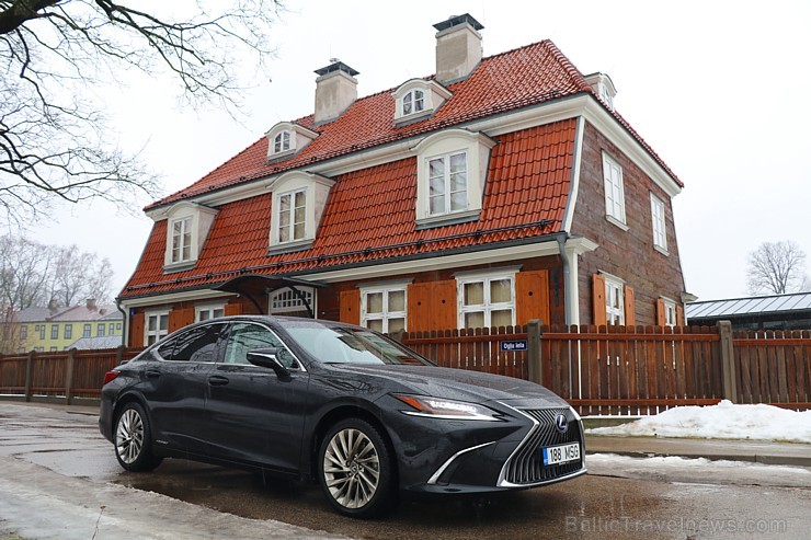 Travelnews.lv apceļo Pierīgu ar jauno priekšpiedziņas «Lexus ES 300h Luxury» 245870