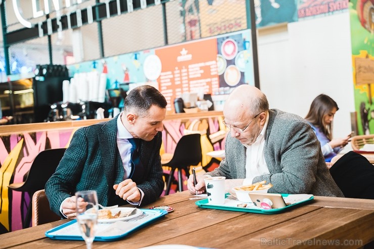 «Centrālais Gastro Tirgus» ir pirmais iekštelpu gastrotirgus Latvijā, kurā vairāk nekā 20 dažādi ēdinātāji un 2 bāri piedāvā viesiem plašu starptautis 246012