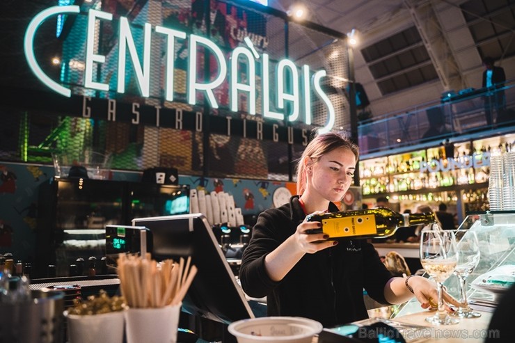 «Centrālais Gastro Tirgus» ir pirmais iekštelpu gastrotirgus Latvijā, kurā vairāk nekā 20 dažādi ēdinātāji un 2 bāri piedāvā viesiem plašu starptautis 246075