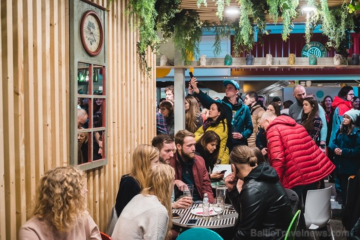 «Centrālais Gastro Tirgus» ir pirmais iekštelpu gastrotirgus Latvijā, kurā vairāk nekā 20 dažādi ēdinātāji un 2 bāri piedāvā viesiem plašu starptautis 246083