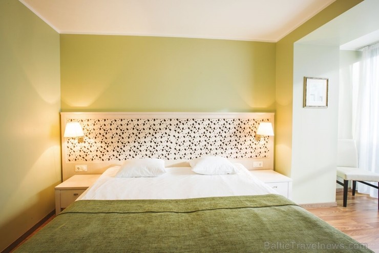 Viesnīcas «Hotel Jūrmala Spa» numuru apdarē izmantoti dabiski materiāli - koks un akmens - radot nomierinošu noskaņu, lai viesi var izbaudīt mierpilnu Viesnīcas «Hotel Jūrmala Spa» numuru apdarē izmantoti dabiski materiāli - koks un akmens - radot nomierinošu noskaņu, lai viesi var izbaudīt mierpilnu 246353