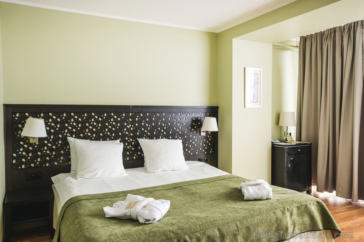 Viesnīcas «Hotel Jūrmala Spa» numuru apdarē izmantoti dabiski materiāli - koks un akmens - radot nomierinošu noskaņu, lai viesi var izbaudīt mierpilnu Viesnīcas «Hotel Jūrmala Spa» numuru apdarē izmantoti dabiski materiāli - koks un akmens - radot nomierinošu noskaņu, lai viesi var izbaudīt mierpilnu 246354