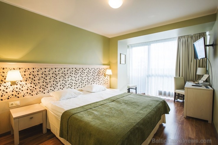 Viesnīcas «Hotel Jūrmala Spa» numuru apdarē izmantoti dabiski materiāli - koks un akmens - radot nomierinošu noskaņu, lai viesi var izbaudīt mierpilnu Viesnīcas «Hotel Jūrmala Spa» numuru apdarē izmantoti dabiski materiāli - koks un akmens - radot nomierinošu noskaņu, lai viesi var izbaudīt mierpilnu 246357