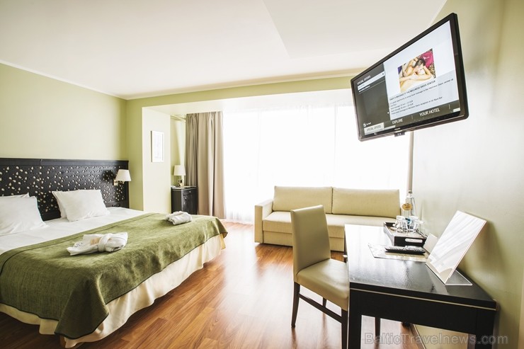 Viesnīcas «Hotel Jūrmala Spa» numuru apdarē izmantoti dabiski materiāli - koks un akmens - radot nomierinošu noskaņu, lai viesi var izbaudīt mierpilnu Viesnīcas «Hotel Jūrmala Spa» numuru apdarē izmantoti dabiski materiāli - koks un akmens - radot nomierinošu noskaņu, lai viesi var izbaudīt mierpilnu 246364