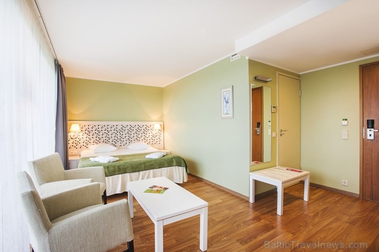 Viesnīcas «Hotel Jūrmala Spa» numuru apdarē izmantoti dabiski materiāli - koks un akmens - radot nomierinošu noskaņu, lai viesi var izbaudīt mierpilnu Viesnīcas «Hotel Jūrmala Spa» numuru apdarē izmantoti dabiski materiāli - koks un akmens - radot nomierinošu noskaņu, lai viesi var izbaudīt mierpilnu 246365