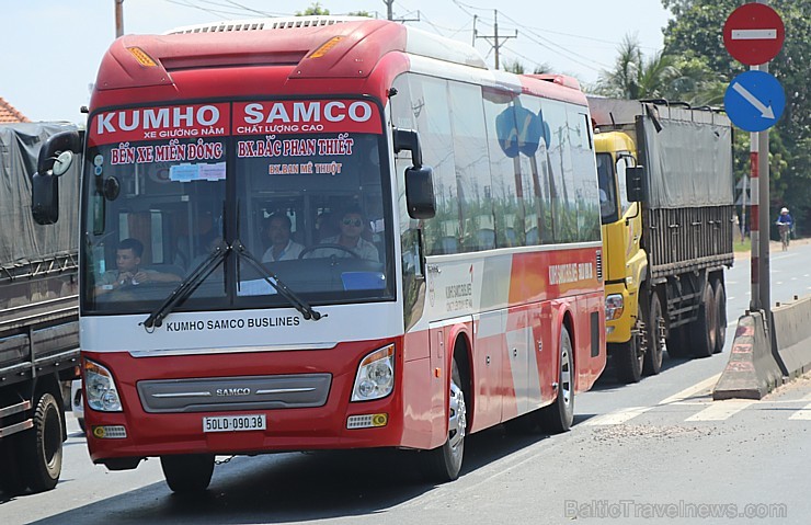 Travelnews.lv caur autobusa logu vēro Vjetnamas ceļu no Muine līdz Hošiminai. Atbalsta: 365 brīvdienas un Turkish Airlines Travelnews.lv caur autobusa logu vēro Vjetnamas ceļu no Muine līdz Hošiminai. Atbalsta: 365 brīvdienas un Turkish Airlines 246534