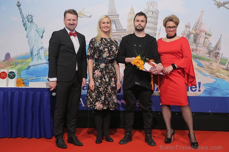 Sveicam «GADA CILVĒKS TŪRISMĀ 2018» laureātus tūrisma izstādē «Balttour 2019». Foto: Rojs Maizītis Sveicam «GADA CILVĒKS TŪRISMĀ 2018» laureātus tūrisma izstādē «Balttour 2019». Foto: Rojs Maizītis 246626