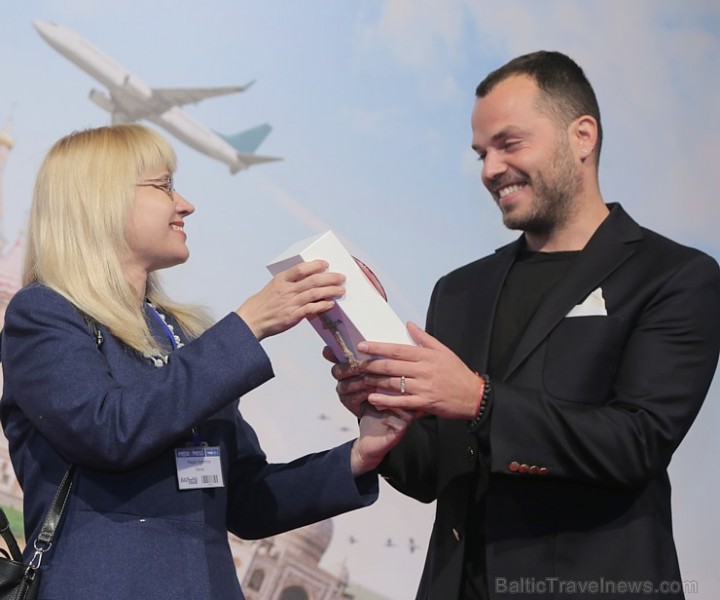 Sveicam «GADA CILVĒKS TŪRISMĀ 2018» laureātus tūrisma izstādē «Balttour 2019». Foto: Rojs Maizītis Sveicam «GADA CILVĒKS TŪRISMĀ 2018» laureātus tūrisma izstādē «Balttour 2019». Foto: Rojs Maizītis 246640