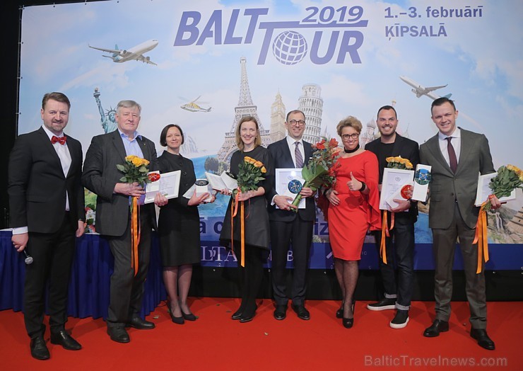 Sveicam «GADA CILVĒKS TŪRISMĀ 2018» laureātus tūrisma izstādē «Balttour 2019». Foto: Rojs Maizītis Sveicam «GADA CILVĒKS TŪRISMĀ 2018» laureātus tūrisma izstādē «Balttour 2019». Foto: Rojs Maizītis 246665