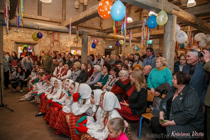 Ar poļu tautas dejām, ēdieniem, ķekatniekiem, Meteņu rotaļām un vizināšanos zirgu vilktajās kamanās grafu Plāteru pils pagalmā Krāslavā svin Meteņus Ar poļu tautas dejām, ēdieniem, ķekatniekiem, Meteņu rotaļām un vizināšanos zirgu vilktajās kamanās grafu Plāteru pils pagalmā Krāslavā svin Meteņus 247152