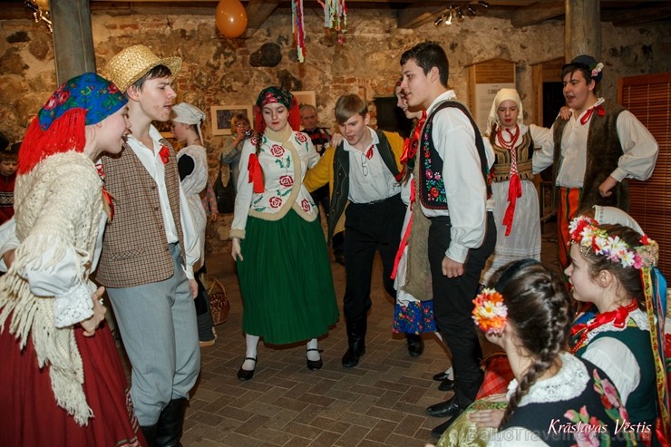 Ar poļu tautas dejām, ēdieniem, ķekatniekiem, Meteņu rotaļām un vizināšanos zirgu vilktajās kamanās grafu Plāteru pils pagalmā Krāslavā svin Meteņus Ar poļu tautas dejām, ēdieniem, ķekatniekiem, Meteņu rotaļām un vizināšanos zirgu vilktajās kamanās grafu Plāteru pils pagalmā Krāslavā svin Meteņus 247159