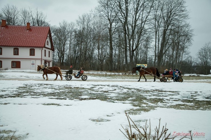 Ar poļu tautas dejām, ēdieniem, ķekatniekiem, Meteņu rotaļām un vizināšanos zirgu vilktajās kamanās grafu Plāteru pils pagalmā Krāslavā svin Meteņus Ar poļu tautas dejām, ēdieniem, ķekatniekiem, Meteņu rotaļām un vizināšanos zirgu vilktajās kamanās grafu Plāteru pils pagalmā Krāslavā svin Meteņus 247166
