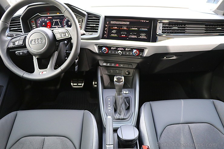 Jaunais «Audi A1 Sportback» prezentējas 2.02.2019 uz «Audi Burbuļu parāde 2019» fona Latvijas Nacionālajā mākslas muzejā Jaunais «Audi A1 Sportback» prezentējas 2.02.2019 uz «Audi Burbuļu parāde 2019» fona Latvijas Nacionālajā mākslas muzejā 247592