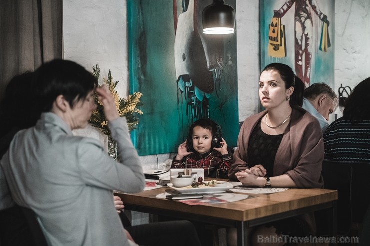 Vīna Studijā apskatāma Agneses Melbārdes personālizstāde, kas izstaro enerģētiku, spēku un ļauj pieredzēt katru mākslas darbu īpašā, nedaudz hipnotizē Vīna Studijā apskatāma Agneses Melbārdes personālizstāde, kas izstaro enerģētiku, spēku un ļauj pieredzēt katru mākslas darbu īpašā, nedaudz hipnotizē 247781
