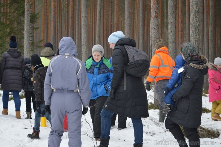 Pārgājiena laikā dalībnieki izglītojās par dzīvnieku atstātajiem pēdu nospiedumiem dabā, nosaidroja no kurienes atceļojušas un kurp aizved to pēdas, a 247835