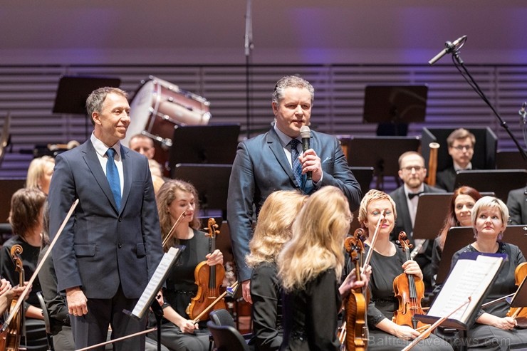 Ar grandiozu Liepājas Simfoniskā orķestra un pasaulslavenā čellista Miša Maiska koncertu atklāts 27. Liepājas Starptautiskais zvaigžņu festivāls Ar grandiozu Liepājas Simfoniskā orķestra un pasaulslavenā čellista Miša Maiska koncertu atklāts 27. Liepājas Starptautiskais zvaigžņu festivāls 248439