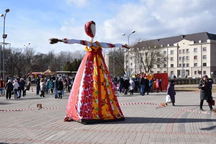 Ik gadu Daugavpilī, ievērojot senas slāvu tradīcijas, plaši un krāšņi tiek atzīmēta Masļeņica jeb ziemas pavadīšanas un pavasara sagaidīšanas svētki Ik gadu Daugavpilī, ievērojot senas slāvu tradīcijas, plaši un krāšņi tiek atzīmēta Masļeņica jeb ziemas pavadīšanas un pavasara sagaidīšanas svētki 248459