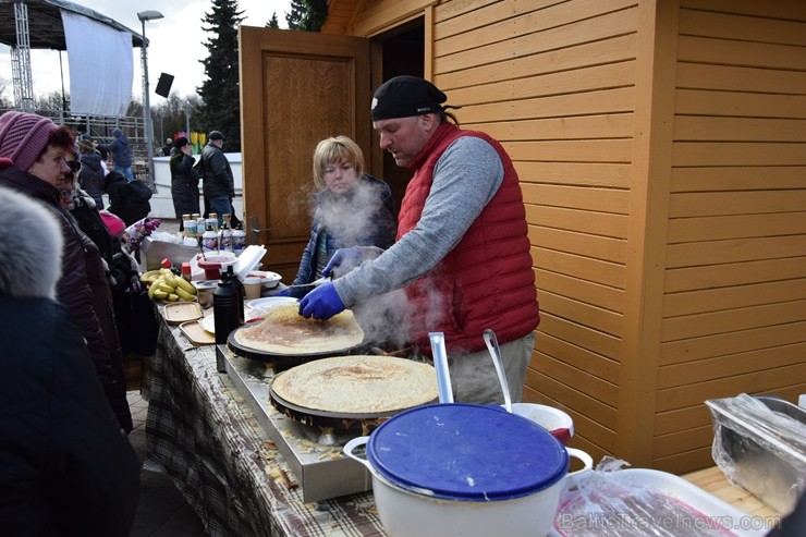 Ik gadu Daugavpilī, ievērojot senas slāvu tradīcijas, plaši un krāšņi tiek atzīmēta Masļeņica jeb ziemas pavadīšanas un pavasara sagaidīšanas svētki Ik gadu Daugavpilī, ievērojot senas slāvu tradīcijas, plaši un krāšņi tiek atzīmēta Masļeņica jeb ziemas pavadīšanas un pavasara sagaidīšanas svētki 248461