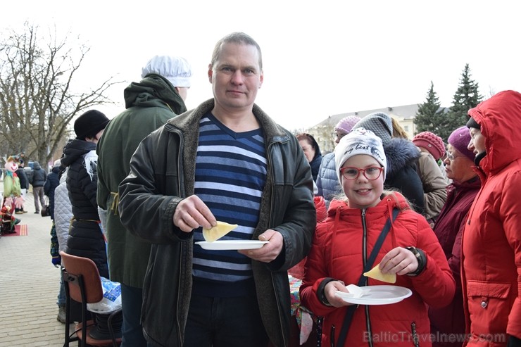Ik gadu Daugavpilī, ievērojot senas slāvu tradīcijas, plaši un krāšņi tiek atzīmēta Masļeņica jeb ziemas pavadīšanas un pavasara sagaidīšanas svētki Ik gadu Daugavpilī, ievērojot senas slāvu tradīcijas, plaši un krāšņi tiek atzīmēta Masļeņica jeb ziemas pavadīšanas un pavasara sagaidīšanas svētki 248462