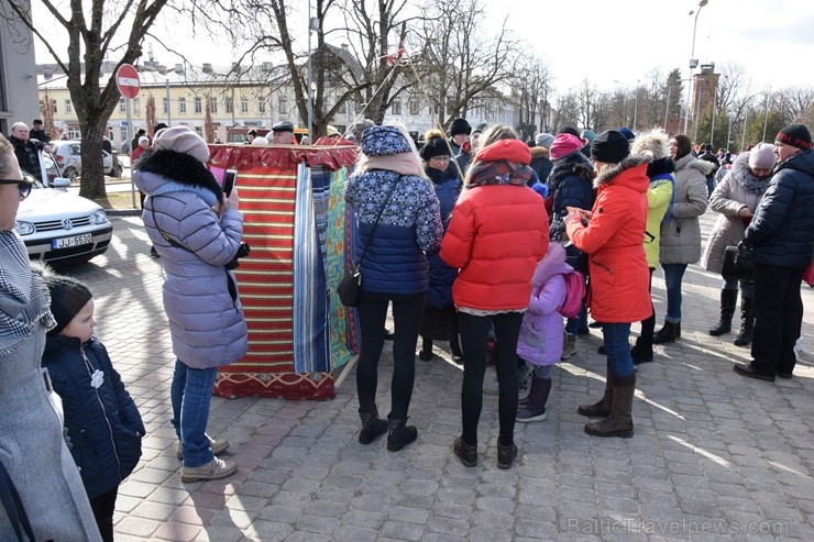 Ik gadu Daugavpilī, ievērojot senas slāvu tradīcijas, plaši un krāšņi tiek atzīmēta Masļeņica jeb ziemas pavadīšanas un pavasara sagaidīšanas svētki Ik gadu Daugavpilī, ievērojot senas slāvu tradīcijas, plaši un krāšņi tiek atzīmēta Masļeņica jeb ziemas pavadīšanas un pavasara sagaidīšanas svētki 248464
