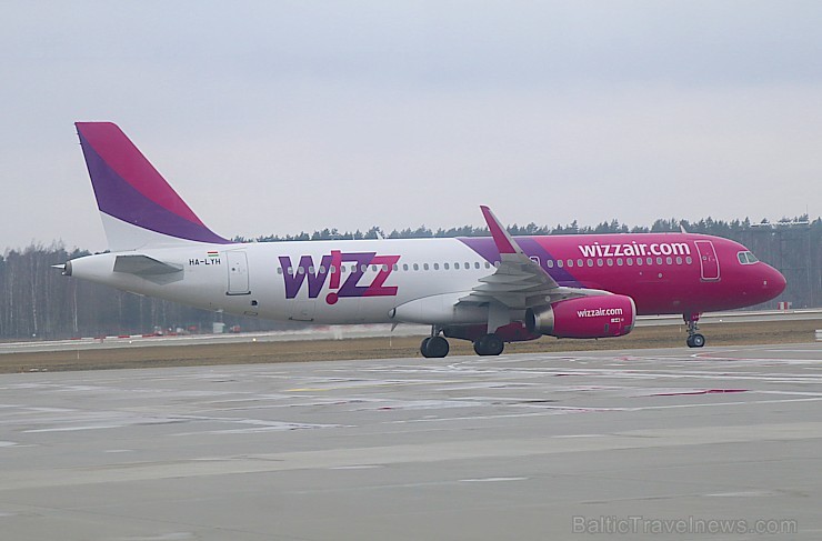 Travelnews.lv blakus skrejceļam vēro lidmašīnu kustību Starptautiskā lidostā «Rīga» 248960