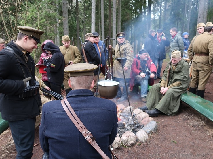 Pie Īles nacionālo partizānu bunkura notika piemiņas brīdis un kaujas rekonstrukcija 