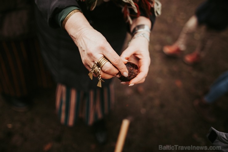 Pavasara saulgrieži tiek daudzināti laikā, kad dienas garums sāk pārspēt naktis, tādēļ Valmiermuižā tos jau svinēja ar dažādām izdarībām un andeli tir Pavasara saulgrieži tiek daudzināti laikā, kad dienas garums sāk pārspēt naktis, tādēļ Valmiermuižā tos jau svinēja ar dažādām izdarībām un andeli tir 249148