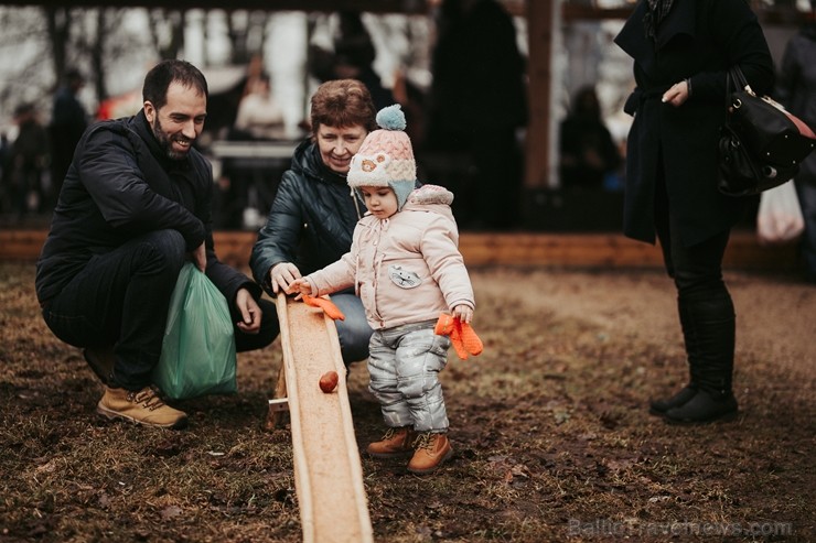 Pavasara saulgrieži tiek daudzināti laikā, kad dienas garums sāk pārspēt naktis, tādēļ Valmiermuižā tos jau svinēja ar dažādām izdarībām un andeli tir Pavasara saulgrieži tiek daudzināti laikā, kad dienas garums sāk pārspēt naktis, tādēļ Valmiermuižā tos jau svinēja ar dažādām izdarībām un andeli tir 249151