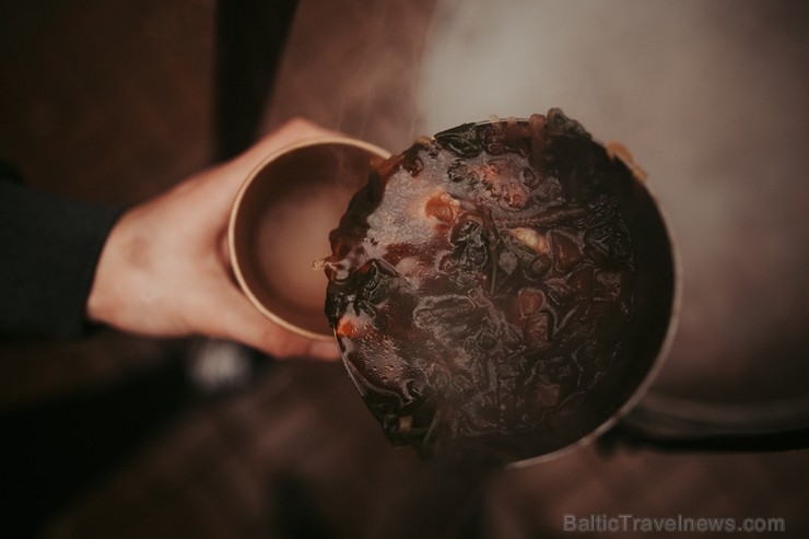 Pavasara saulgrieži tiek daudzināti laikā, kad dienas garums sāk pārspēt naktis, tādēļ Valmiermuižā tos jau svinēja ar dažādām izdarībām un andeli tir Pavasara saulgrieži tiek daudzināti laikā, kad dienas garums sāk pārspēt naktis, tādēļ Valmiermuižā tos jau svinēja ar dažādām izdarībām un andeli tir 249168