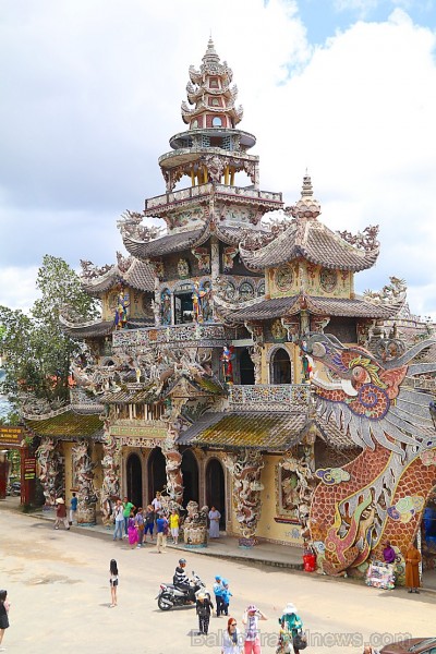 Travelnews.lv iepazīst vjetnamiesu budistu templi Linh-Phuoc-Pagode Dakotā. Atbalsta: 365 brīvdienas un Turkish Airlines Travelnews.lv iepazīst vjetnamiesu budistu templi Linh-Phuoc-Pagode Dakotā. Atbalsta: 365 brīvdienas un Turkish Airlines 249311