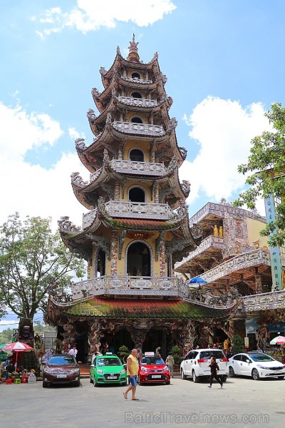 Travelnews.lv iepazīst vjetnamiesu budistu templi Linh-Phuoc-Pagode Dakotā. Atbalsta: 365 brīvdienas un Turkish Airlines Travelnews.lv iepazīst vjetnamiesu budistu templi Linh-Phuoc-Pagode Dakotā. Atbalsta: 365 brīvdienas un Turkish Airlines 249314
