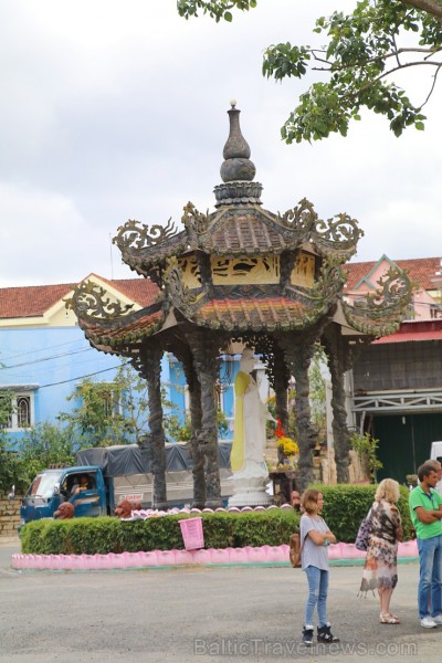 Travelnews.lv iepazīst vjetnamiesu budistu templi Linh-Phuoc-Pagode Dakotā. Atbalsta: 365 brīvdienas un Turkish Airlines 249327