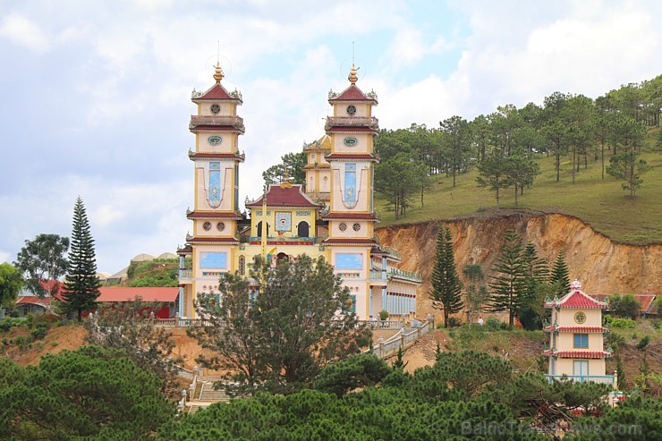 Travelnews.lv iepazīst vjetnamiesu budistu templi Linh-Phuoc-Pagode Dakotā. Atbalsta: 365 brīvdienas un Turkish Airlines Travelnews.lv iepazīst vjetnamiesu budistu templi Linh-Phuoc-Pagode Dakotā. Atbalsta: 365 brīvdienas un Turkish Airlines 249333