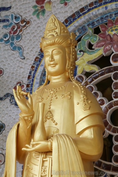 Travelnews.lv iepazīst vjetnamiesu budistu templi Linh-Phuoc-Pagode Dakotā. Atbalsta: 365 brīvdienas un Turkish Airlines Travelnews.lv iepazīst vjetnamiesu budistu templi Linh-Phuoc-Pagode Dakotā. Atbalsta: 365 brīvdienas un Turkish Airlines 249344