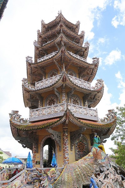 Travelnews.lv iepazīst vjetnamiesu budistu templi Linh-Phuoc-Pagode Dakotā. Atbalsta: 365 brīvdienas un Turkish Airlines Travelnews.lv iepazīst vjetnamiesu budistu templi Linh-Phuoc-Pagode Dakotā. Atbalsta: 365 brīvdienas un Turkish Airlines 249364