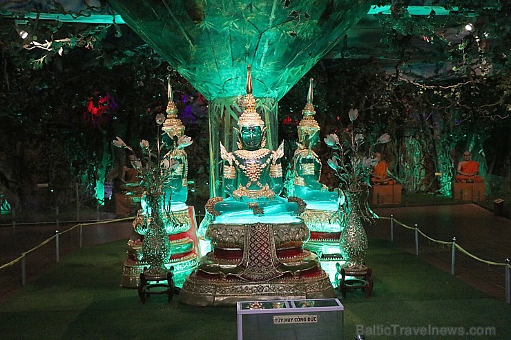 Travelnews.lv iepazīst vjetnamiesu budistu templi Linh-Phuoc-Pagode Dakotā. Atbalsta: 365 brīvdienas un Turkish Airlines Travelnews.lv iepazīst vjetnamiesu budistu templi Linh-Phuoc-Pagode Dakotā. Atbalsta: 365 brīvdienas un Turkish Airlines 249396