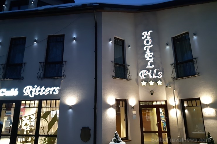 Pašā Siguldas centrā jau 10 gadus darbojas trīszvaigžņu Hotel PILS , kuras durvis vienmēr ir laipni atvērtas visiem atpūtniekiem vai darījumu cilvēkie Pašā Siguldas centrā jau 10 gadus darbojas trīszvaigžņu Hotel PILS , kuras durvis vienmēr ir laipni atvērtas visiem atpūtniekiem vai darījumu cilvēkie 249401