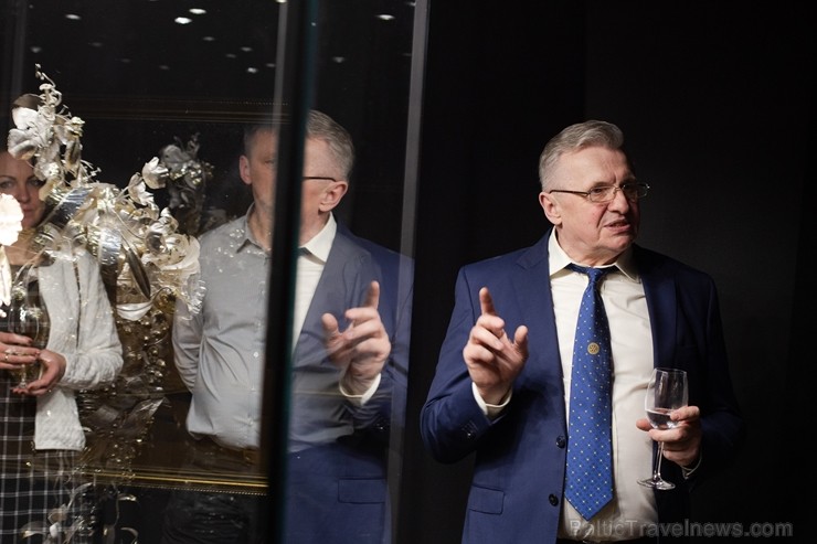 Rīgā durvis vēris Dzīvā sudraba muzejs, kas atrodas Vecrīgā, Jēkaba ielā 3/5. un tā ekspozīcijā ir mākslinieka Oļega Auzera veidotās skulpturālās komp 249483