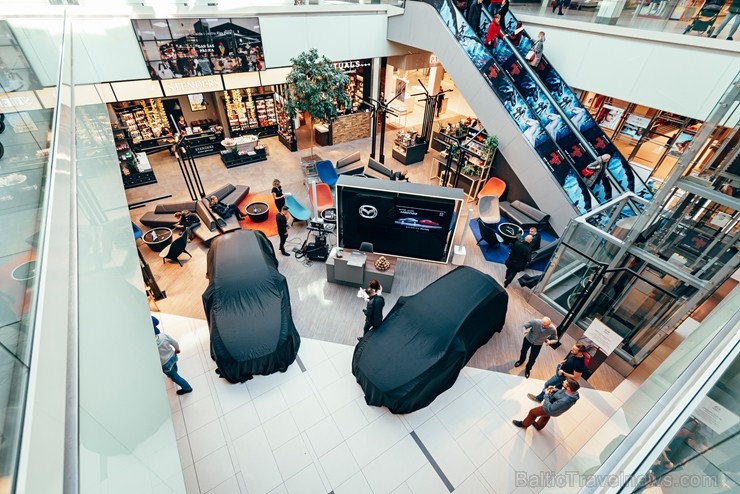 Rīgas lielveikalā tiek prezentēta jaunā «Mazga 3» automašīīna. Foto: Inchcape.lv 249567