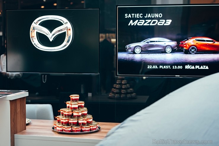 Rīgas lielveikalā tiek prezentēta jaunā «Mazga 3» automašīīna. Foto: Inchcape.lv 249568