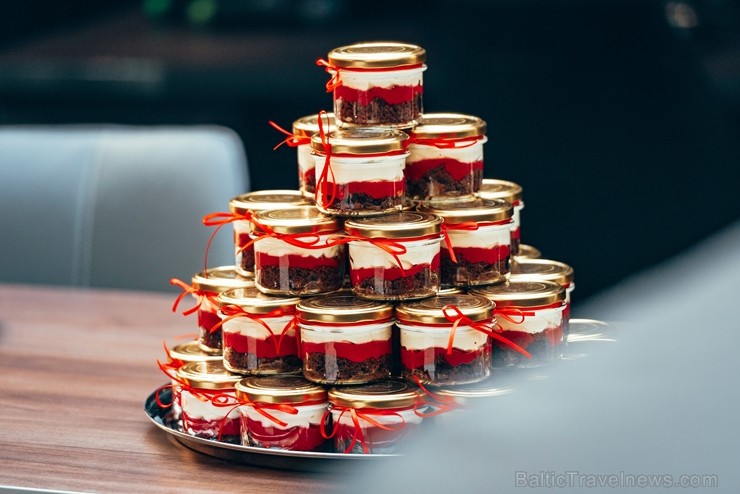 Rīgas lielveikalā tiek prezentēta jaunā «Mazga 3» automašīīna. Foto: Inchcape.lv 249569