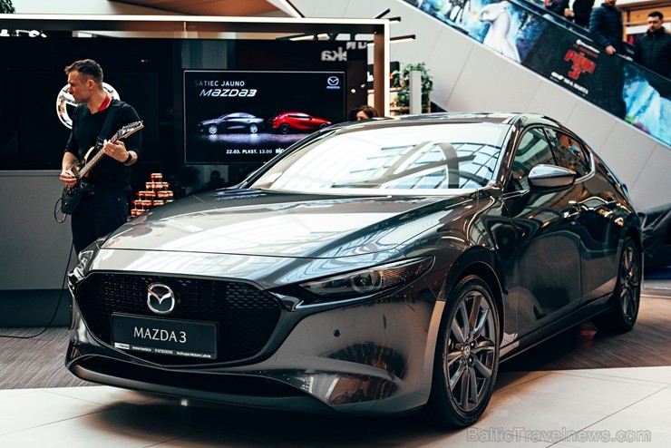 Rīgas lielveikalā tiek prezentēta jaunā «Mazga 3» automašīīna. Foto: Inchcape.lv 249571