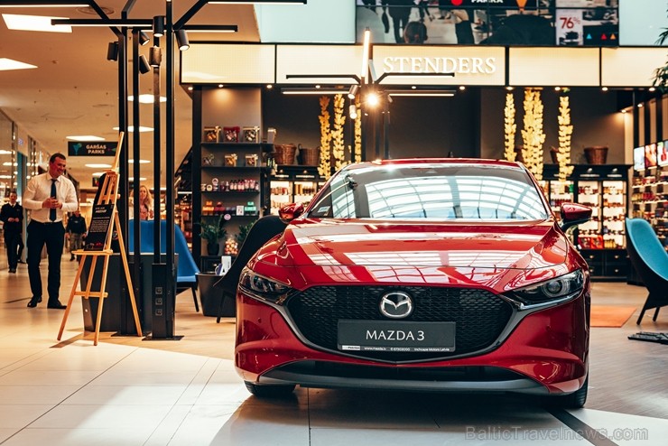 Rīgas lielveikalā tiek prezentēta jaunā «Mazga 3» automašīīna. Foto: Inchcape.lv 249572