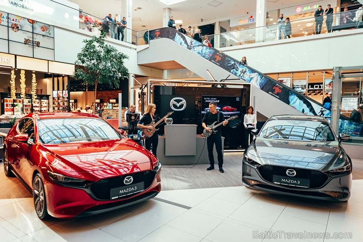 Rīgas lielveikalā tiek prezentēta jaunā «Mazga 3» automašīīna. Foto: Inchcape.lv 249573