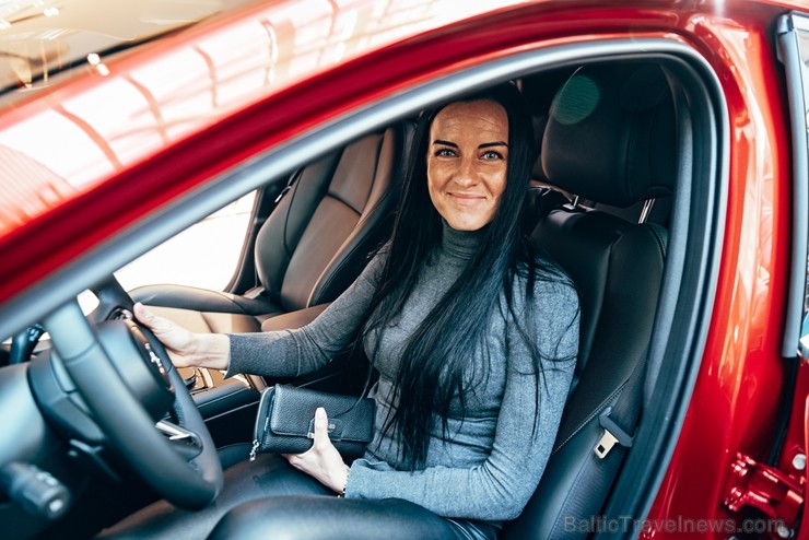 Rīgas lielveikalā tiek prezentēta jaunā «Mazga 3» automašīīna. Foto: Inchcape.lv 249576