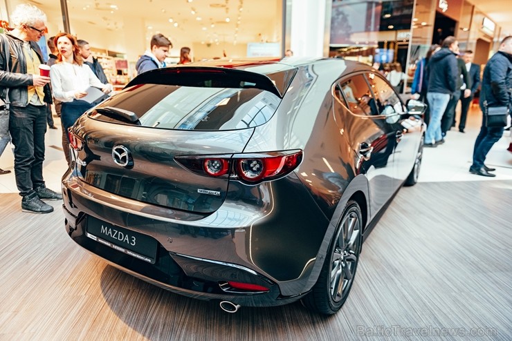 Rīgas lielveikalā tiek prezentēta jaunā «Mazga 3» automašīīna. Foto: Inchcape.lv 249578