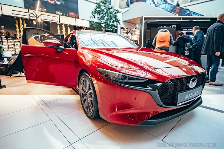 Rīgas lielveikalā tiek prezentēta jaunā «Mazga 3» automašīīna. Foto: Inchcape.lv 249580