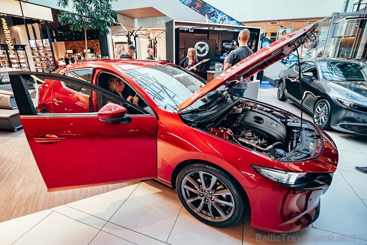 Rīgas lielveikalā tiek prezentēta jaunā «Mazga 3» automašīīna. Foto: Inchcape.lv 249583