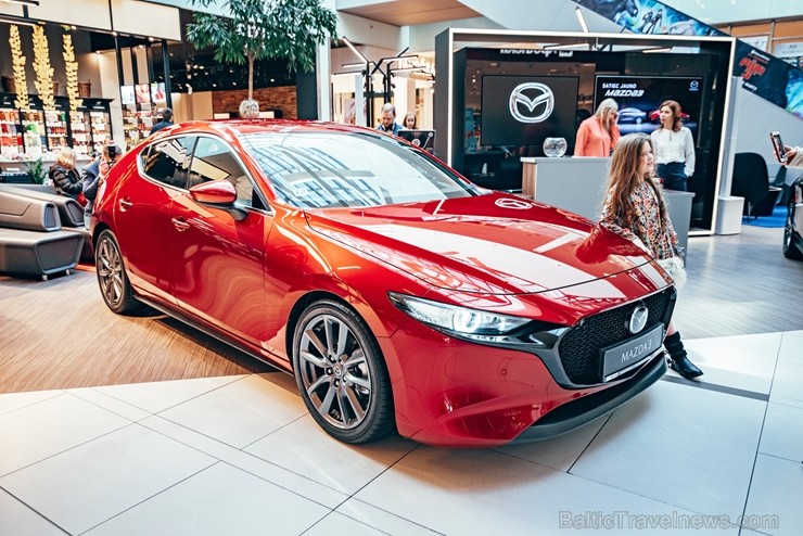 Rīgas lielveikalā tiek prezentēta jaunā «Mazga 3» automašīīna. Foto: Inchcape.lv 249584